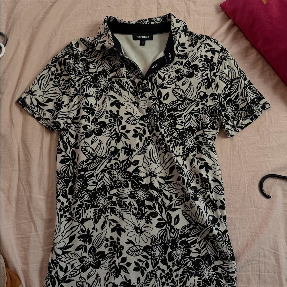 Express Monochrome Floral Button Down Shirt - Picture 4 of 4